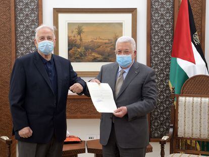 El presidente de la Autoridad Palestina, Mahmud Abbas (a la derecha), entrega el decreto electoral al presidente del comité electoral nacional, Hanna Nasser, este viernes en la ciudad cisjordana de Ramala.