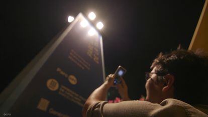 Un voluntario roma una imagen de una luz artificial en el municipio de Castelldefels.
