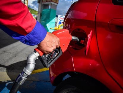 Un trabajador llena el tanque de un automóvil en Nariño (Colombia), en mayo de 2021.