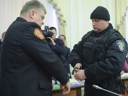 Un policia posa unes manilles al cap dels Serveis d'Emergències d'Ucraïna, Serguei Botxkovski, aquest dimecres.