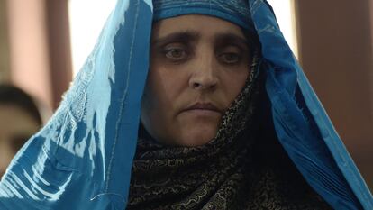 Sharbat Gula, durante un encuentro en noviembre de 2016 con el presidente afgano Ashraf Ghani, en Kabul.