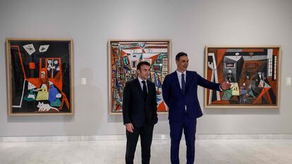 El presidente de Francia, Emmanuel Macron, y el presidente del Gobierno, Pedro Sánchez, este jueves en el Museo Picasso de Barcelona.