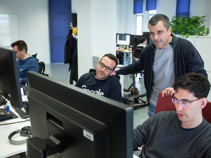 Bernardo Quintero, de pie, con su equipo de VirusTotal en las oficinas de Málaga en el invierno de 2020.