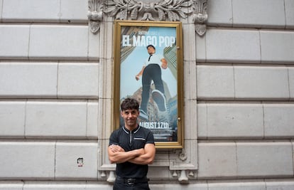 El Mago Pop, el lunes ante el cartel que anuncia su espectáculo en el Barrymore.