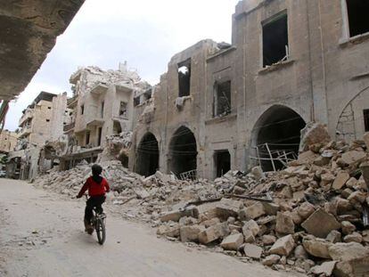 Un niño monta en bicicleta, este jueves en Alepo (Siria).