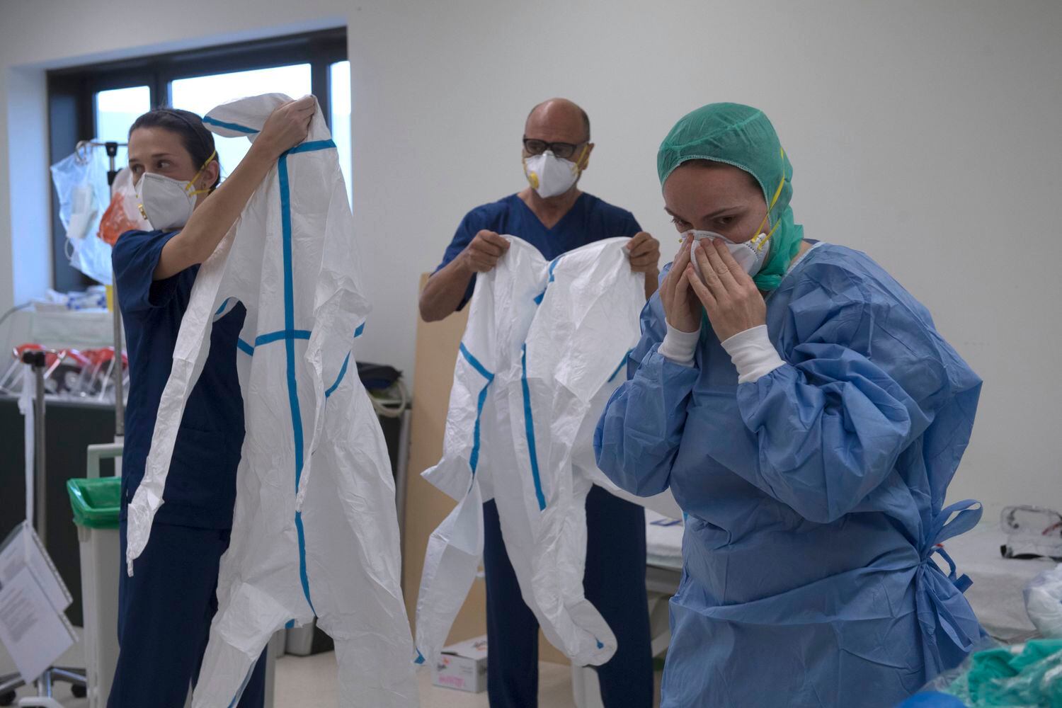 Sanitarios tratan a un paciente de coronavirus en el hospital Los Arcos de San Javier (Murcia)
