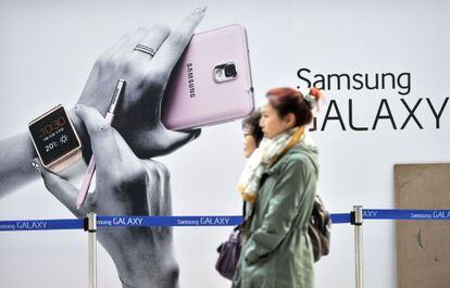 Dos mujeres, ante un cartel de Samsung, en Se&uacute;l.