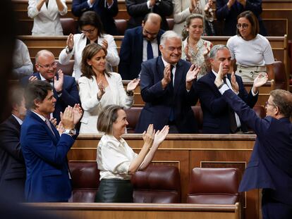 El líder del Partido Popular y candidato presidencial, Alberto Núñez Feijóo es aplaudido por la bancada popular tras la segunda votación de su investidura, que ha perdido este viernes en el Congreso.