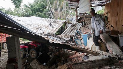 Un residente entra a su casa dañada después de un terremoto el lunes, en La Nuez, Michoacán, México, 20 de septiembre de 2022.