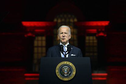 El presidente de Estados Unidos, Joe Biden, durante su discurso en Filadelfia, con el Independence Hall detrás.