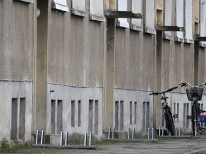 Un hombre camina junto a un edificio prefabricado en Rathenow, al este de Alemania.  