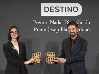 Inés Martinez Rodrigo amb el premi Nadal i Toni Cruanyes amb el premi  Pla.