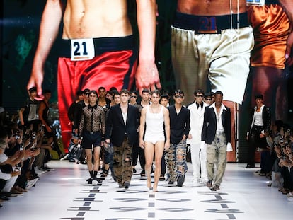 El final del desfile de moda masculina de primavera/verano 2023 de Dolce&Gabbana celebrado en Milán el 18 de junio de 2022.