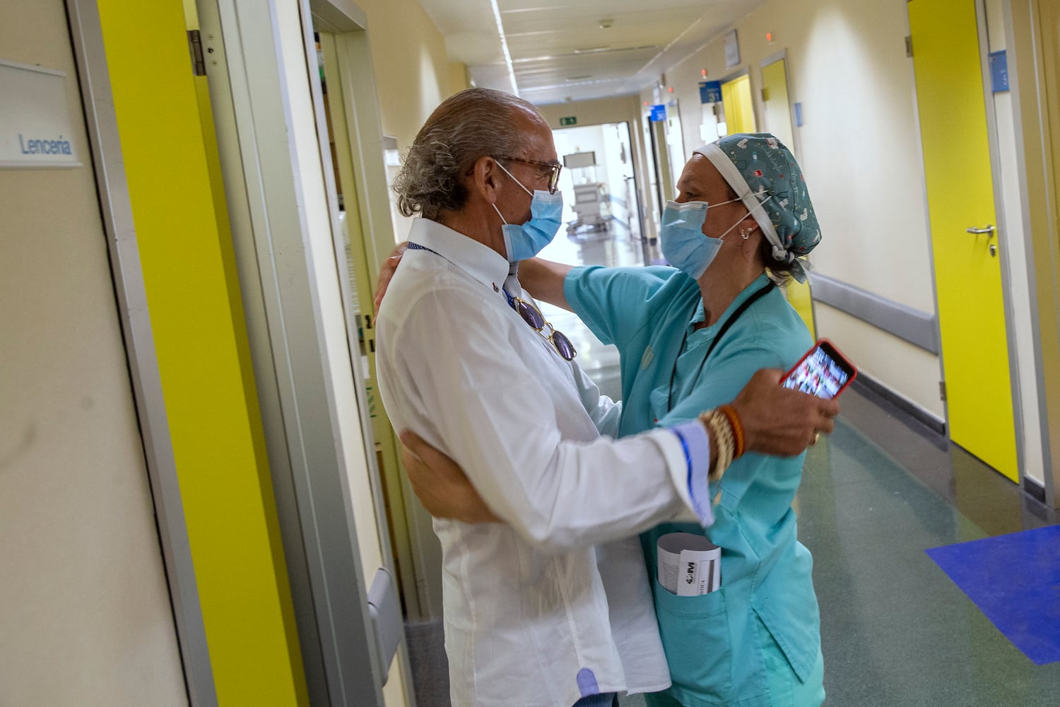 Manuel recibe un abrazo de Soledad Alonso, jefa de servicio de Neumología cuando se encuentran por un pasillo durante la revisión del paciente.