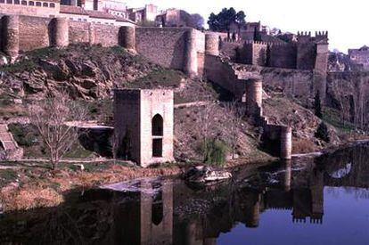 El río Tajo, a su paso ante las murallas de Toledo.