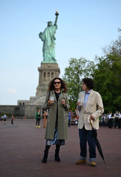 “No es mi deseo hacer que Nueva York sea más suburbana. Personalmente, me gustaría tener derecho de veto sobre cada persona que llega”, sentencia Fran Lebowitz. En la imagen, la escritora con Diane Von Furstenberg en el Sunset Picnic, en Liberty Island (2019). |