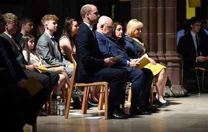 El príncipe Guillermo, Duque de Cambridge, atiende la conmemoración de las víctimas del atentado de Manchester en la catedral.  