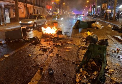 Algunos manifestantes quemaron contenedores de basura en el centro de París, durante las protestas tras el fracaso de las mociones de censura contra el Gobierno francés. 