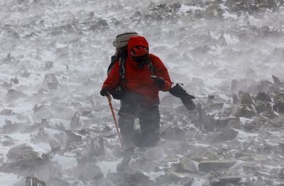 El científico chileno Sebastián Vega examina una roca en busca de líquenes en el monte Rossman en el Glaciar Unión, situado en las montañas Ellsworth, en la Antártida, el 22 de noviembre de 2018.