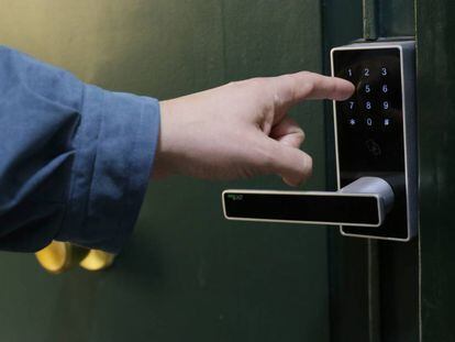 Cerradura digital de uno de las viviendas de uso turístico del edificio 77 de la calle Toledo.