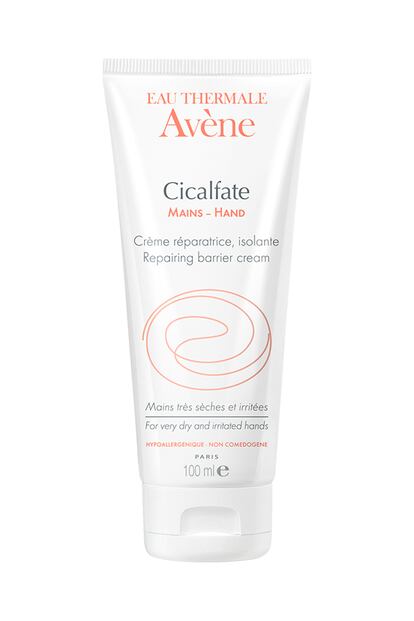 Cicalfate manos de Avène (12,20 euros). “Empecé usarla para reparar mi dermatitis y se ha convertido en mi imprescindible de manos. Se absorbe genial y dejando una sensación no grasa muy agradable. Consigue que tenga las manos perfectas todo el año”, asegura la farmacéutica Noelia Gracia Blázquez desde la farmacia madrileña Julia Ayllon Martínez. Este producto sin perfume que repara, calma y protege está indicado para manos muy secas y agrietadas.