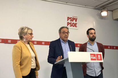 Ana Barceló Manolo Mata y José Muñoz, este viernes en la sede del PSPV.