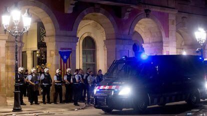 Los Mossos d'Esquadra a las puertas del Parlament durante la manifestación del 1-O.