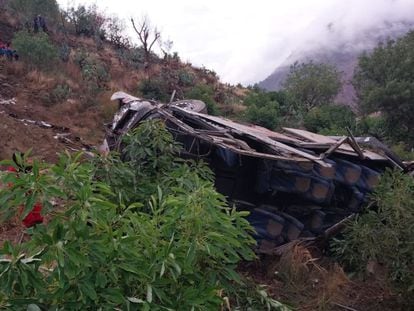 Un autobús de pasajeros de la empresa Molina accidentado en una zona remota de la región sur andina de Huancavelica, la madrugada de este lunes.
