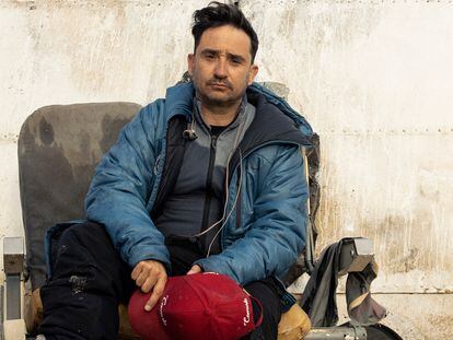 Juan Antonio Bayona, en el rodaje de 'La sociedad de la nieve'