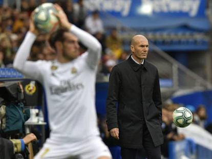 Bale saca de banda bajo la mirada de Zidane en el Real Madrid - Alavés del pasado 30 de noviembre.