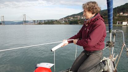 Soledad Torres-Guijarro, profesora de la Universidad de Vigo, trabajando en la ría de Vigo (Galicia).