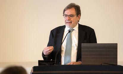 Juan Luis Cebrián, presidente de EL PAÍS, en el foro transatlántico de la Universidad de Brown.