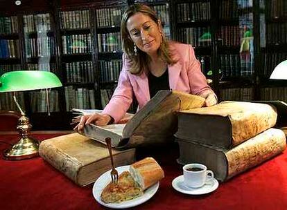 Ana Pastor, en la biblioteca de la Academia de Medicina, entre dos de sus amores: los libros profesionales y la tortilla de patatas.