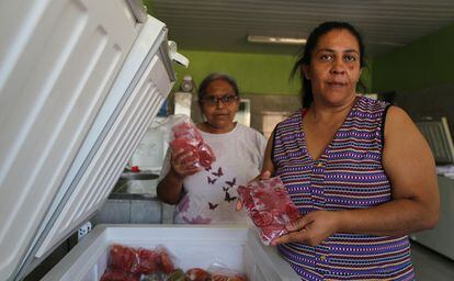 Ivanilda Barbosa y Maria Jos&eacute; Alves en la industria de pulpa de frutas.