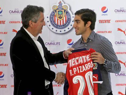 Jorge Vergara, dueño de Chivas, presenta a Rodolfo Pizarro