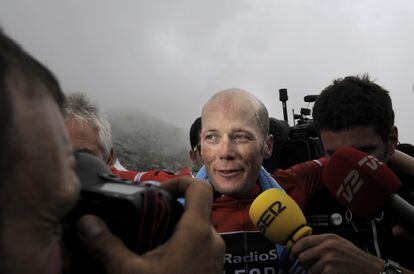Horner atiende a los medios tras su llegada al L'Angliru.