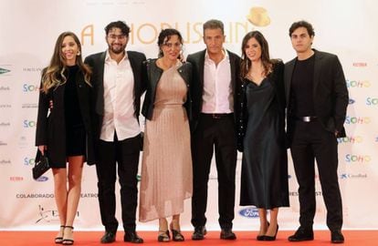 Javier Banderas, en el centro, con parte del elenco del musical 'A chorus line'.