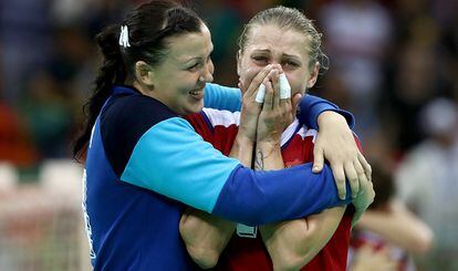 Irina Bliznova y Tatiana Erokhina

Las jugadoras del equipo ruso de balonmano lloran de alegría tras vencer a Noruega en las semifinales y amarrar la medalla.