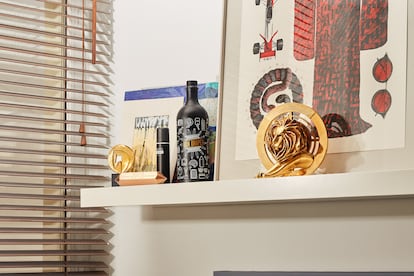 Uno de los premios Cannes Lions que ha ganado el creativo ocupa este discreto rincón de su casa en Madrid.