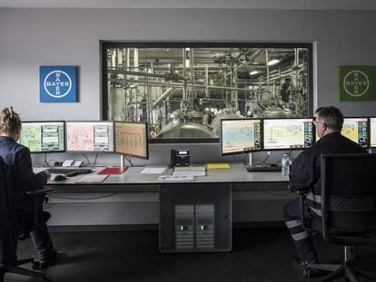 Sala de control del área química de la fábrica de Bayer en Asturias.