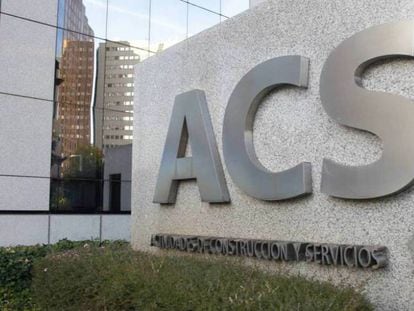 Logotipo de ACS en la entrada de su sede central en Madrid.