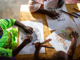 Actividad de apoyo psicosocial para niños realizada por el equipo de MSF en el Hospital General de Maroua, en Camerún. No representa a la niña de la que hablamos en este testimonio.