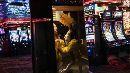 Dos coristas entran a un casino en La Franja de Las Vegas, en febrero.