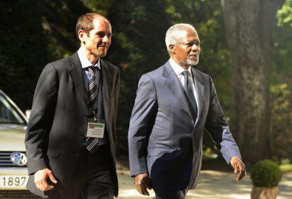 Paul Rios camina junto a Kofi Annan.