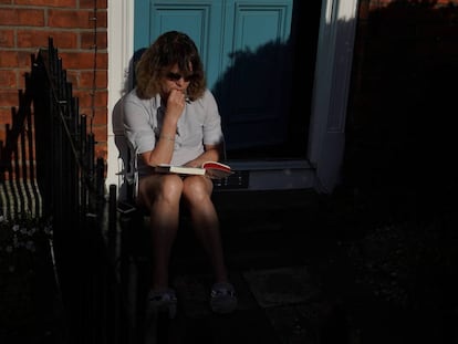 Una mujer lee un libro, el pasado día 11 durante su confinamiento en Dublín, Irlanda. 