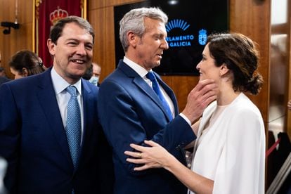 Mañueco, Rueda y Ayuso, este sábado en el Parlamento gallego durante el acto de toma de posesión.