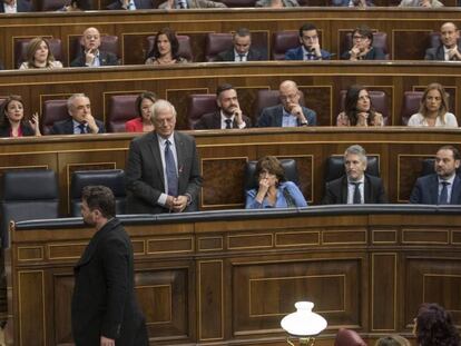 Rufián pasa por delante de Borrell tras ser expulsado en el Congreso, este 21 de noviembre.