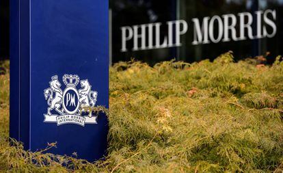 Logotipo de Philip Morris en la sede de PMI en Suiza.