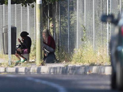 Varias mujeres que ejercen la prostitución en el polígono Marconi de Villaverde.