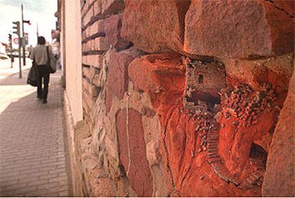 Una de las minúsculas moradas que Simonds ha realizado en un muro de El Cabanyal, muy cerca del futuro hotel de Las Arenas.